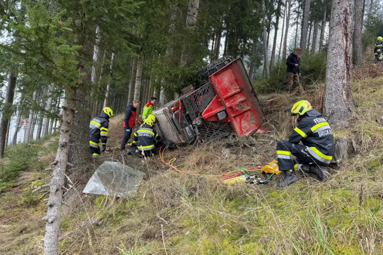 Unfall in Bruck an der Mur – Person unter Zugmaschine eingeklemmt