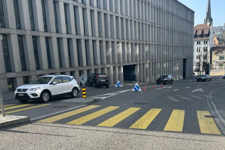 Stadt St. Gallen - Fiat Panda  prallt gegen Hausfassade