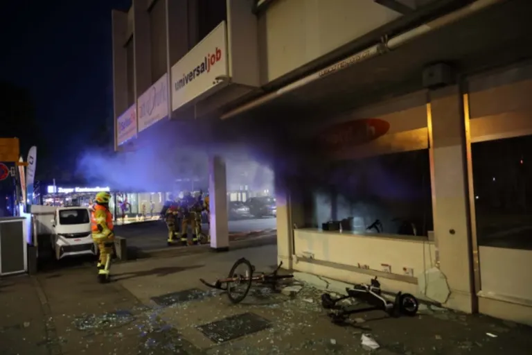 Zug - Brandausbruch in einem Verkaufsgeschäft für E-Trottinett