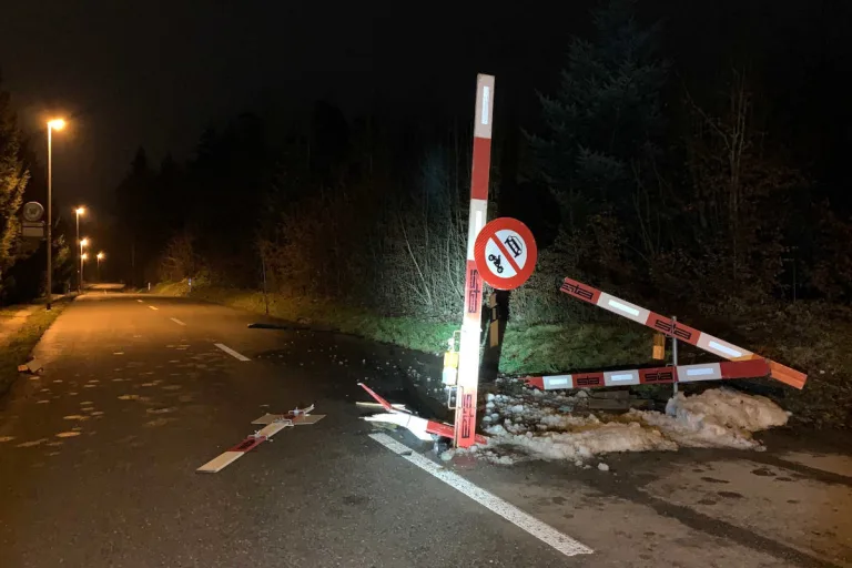 Starrkirch-Wil SO –  Bauabschrankung beschädigt und geflüchtet