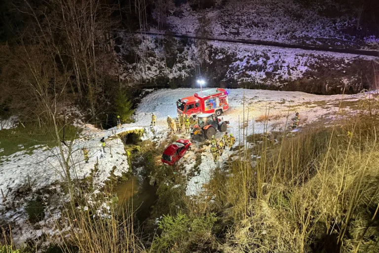 Rettenschöss T – Auto landet bei Unfall im Bachbett