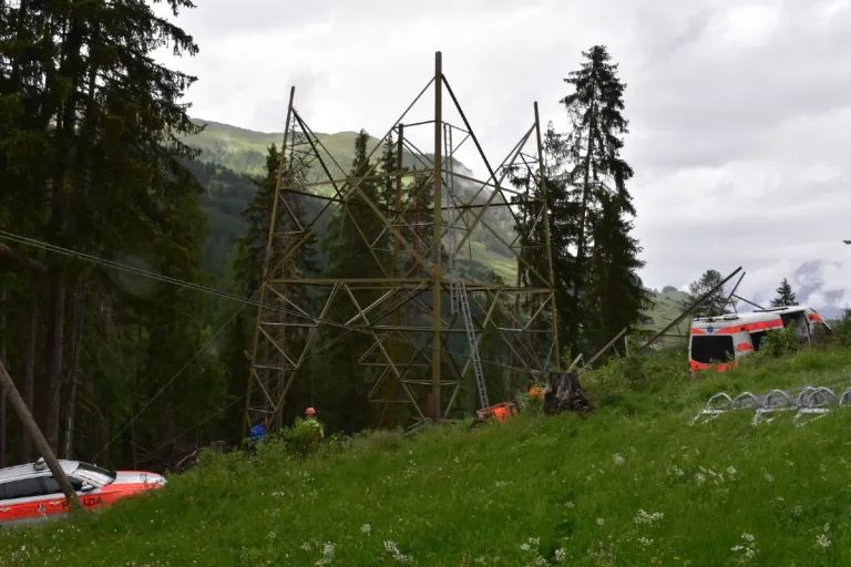 Arbeitsunfall in Giarsun GR  - Monteur beim demontieren von Strommast von Metallteil getroffen und verletzt