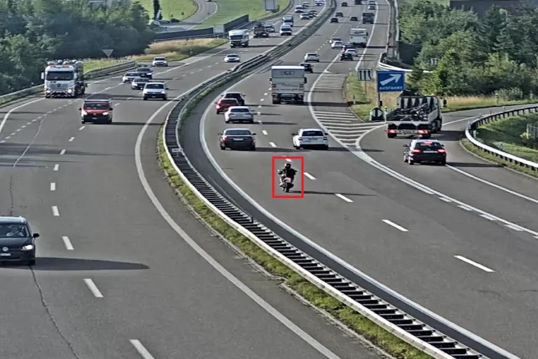 Fahrerflucht auf der A1 in St.Gallen – Unbekannte Person auf Motorrad flüchtet nach Kollision