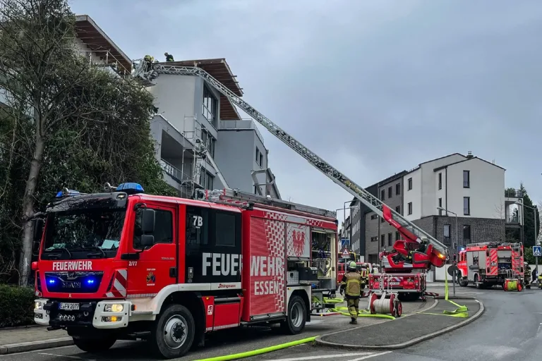 Essen-Heisingen - Fassade fängt nach Handwerkerarbeiten an zu brennen