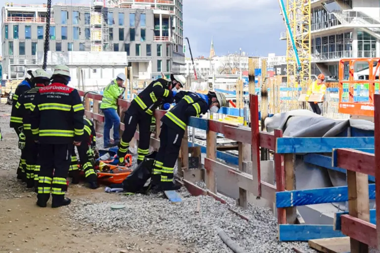 München - Bauarbeiter stürzt acht Meter in die Tiefe