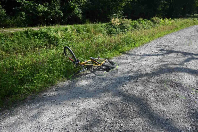 Gams SG - Velofahrer stürzt aufgrund einer Regenrinne 