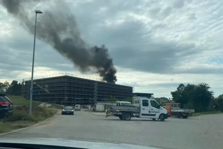 Rossens FR – Brandausbruch auf Dach – Arbeiter verletzt