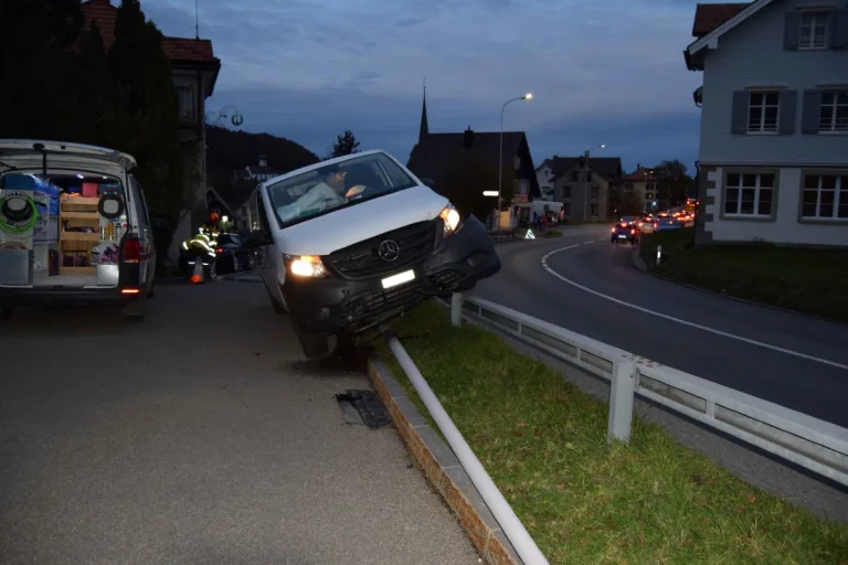 Grub AR - Selbstunfall mit Lieferwagen verursacht grossen Sachschaden