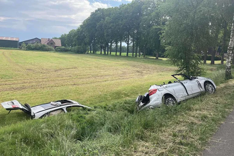 Kirchwalsede - Auto kracht in Baum
