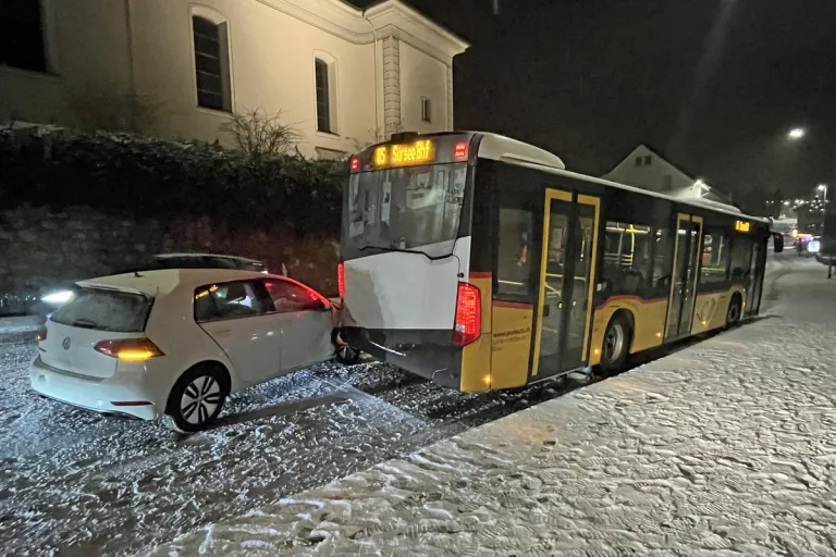Triengen LU - Hoher Sachschaden nach Unfall mit Postauto