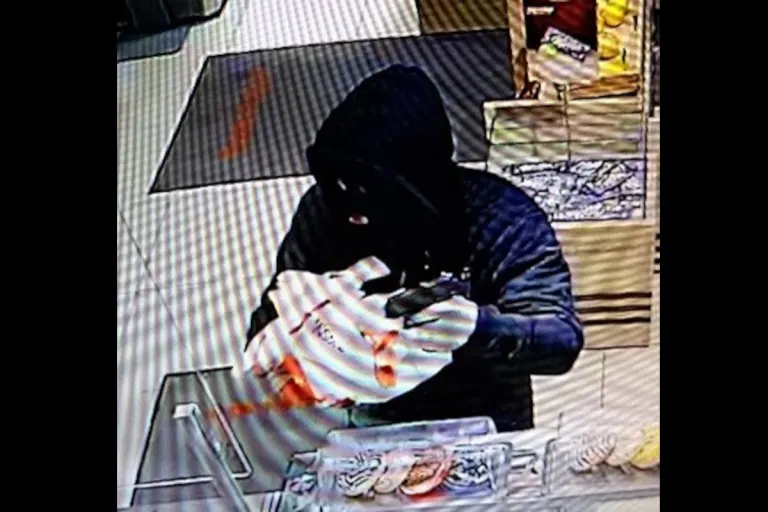 Hirtenberg (Bezirk Baden) – Fahndung nach bewaffneten Raubüberfall auf Tankstelle