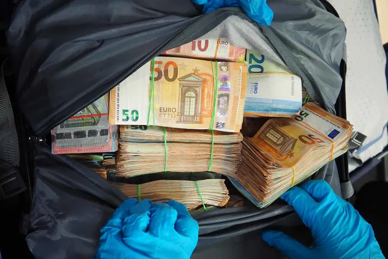 Frankfurt am Main - Hauptzollamt stellt fast 1,7 Millionen Euro fest