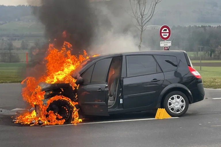 Seon AG - Auto nach Unfall in Brand geraten