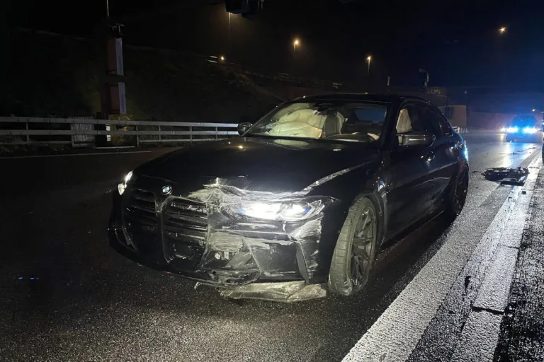 A1 Neuenhof AG – Neulenker verliert Kontrolle über sein Fahrzeug und prallt in Mauer