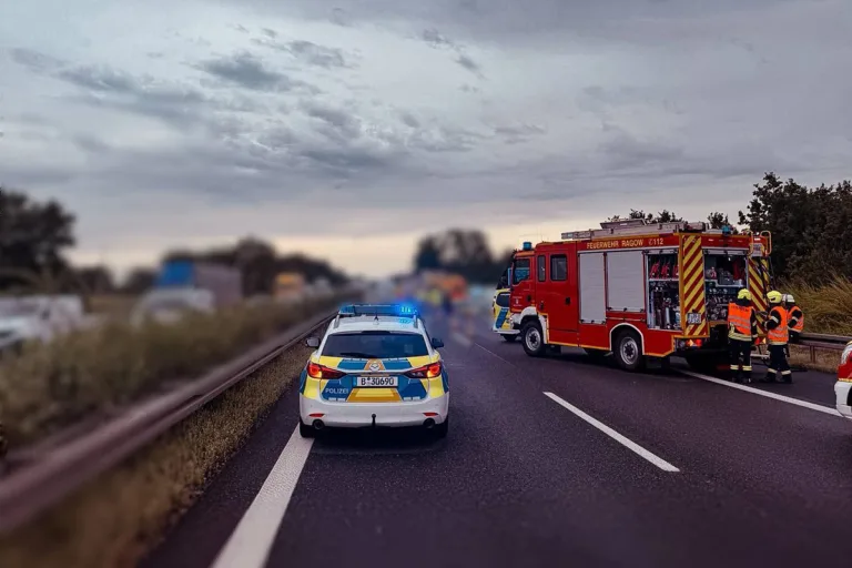 A13 Berlin – Motorradfahrerin stirbt bei Unfall nach Flucht
