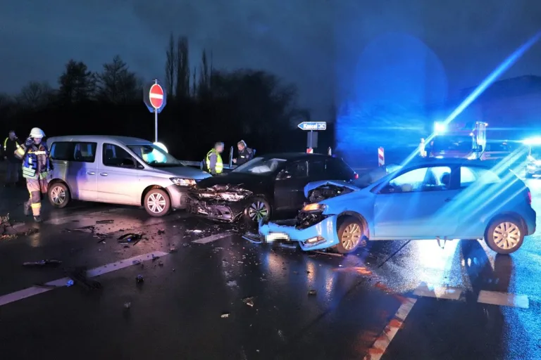 A44 Warburg NW – Zwei Verletzte bei Frontalzusammenstoß