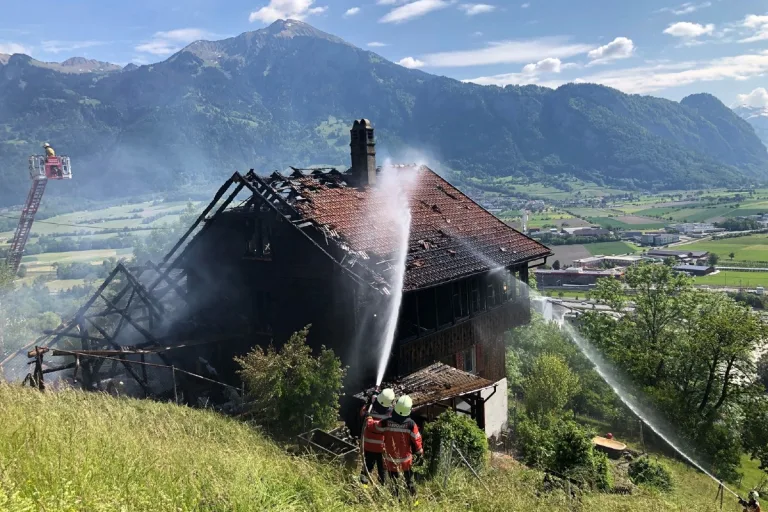 Stall und Wohnhaus in Mastrils GR von den Flammen zerstört!