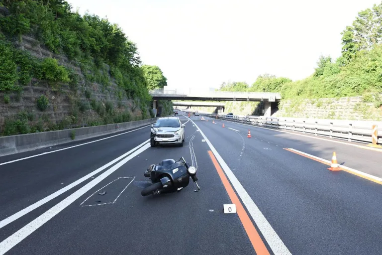 Winterthur ZH – Rollerfahrerin bei Unfall verletzt