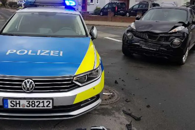 Schleswig - Streifenwagen verunfallt während der Einsatzfahrt 