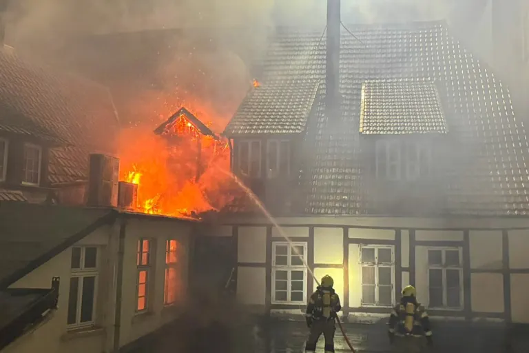 Herford NW – Dachstuhlbrand löst Großeinsatz der Feuerwehr aus
