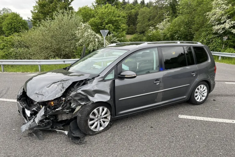 Brittnau AG - Zwei Verletzte nach seitlich-frontaler Kollision