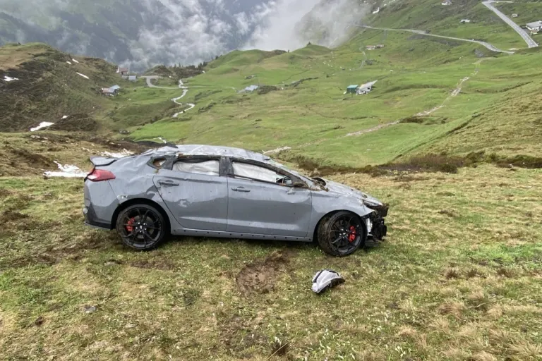 Unterschächen UR - Bei Unfall steil abfallendes Wiesland hinuntergestürzt