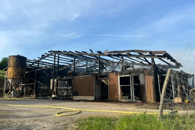 Courtemaîche JU – Stall durch Brand zerstört