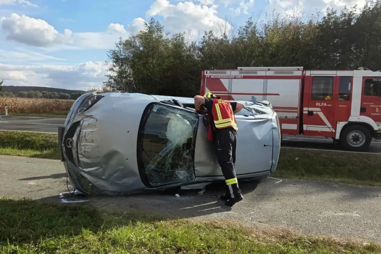 Unfall bei Mogersdorf B – Auto prallt gegen Hirsch