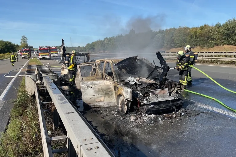 A2 Dortmund NW – Wohnwagengespann brennt auf Autobahn aus