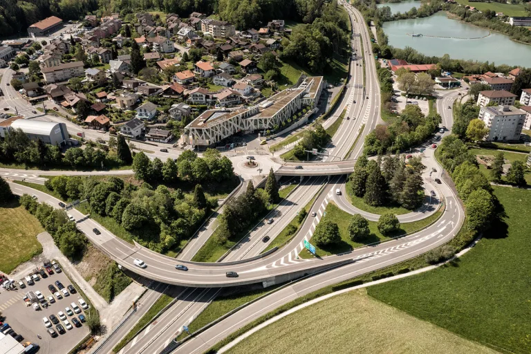 Sperrung der Einfahrt Fahrtrichtung Interlaken beim Anschluss Spiez A6