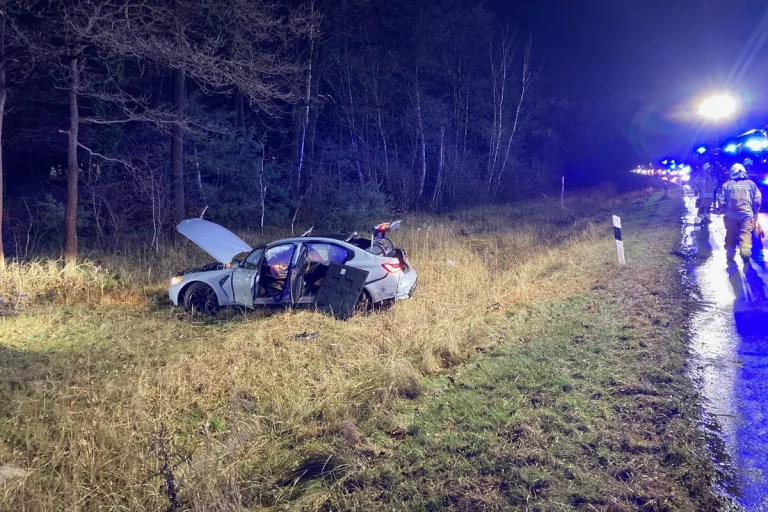 Hannover NI - Auto bei schwerem Unfall überschlagen