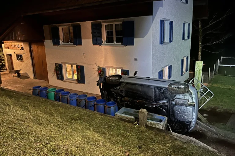 Schwerer Unfall in Strengelbach AG - Vom Lenker fehlte jede Spur 