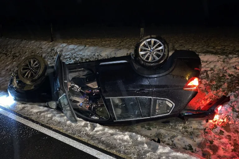 Ettingen BL - BMW landet nach Selbstunfall auf dem Dach