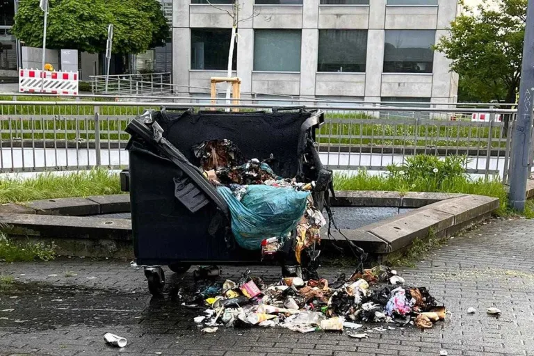 Dortmund - Frau setzt Müllcontainer in Brand