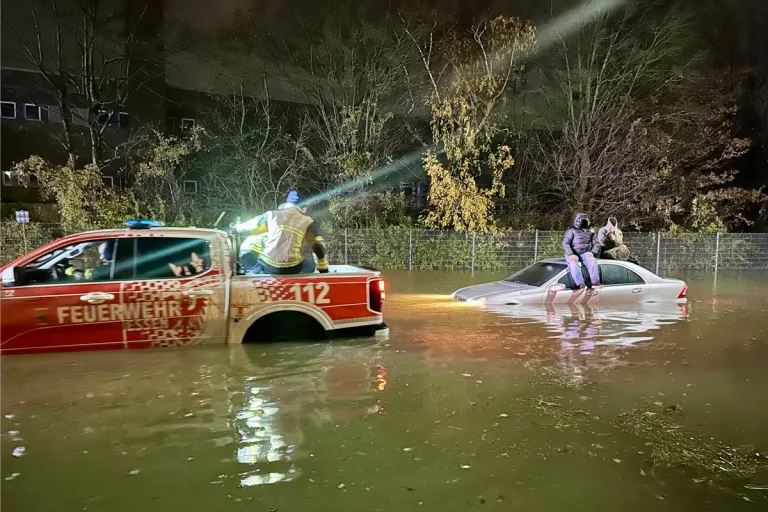 Essen NW – Limousine bleibt in überfluteter Senke stecken