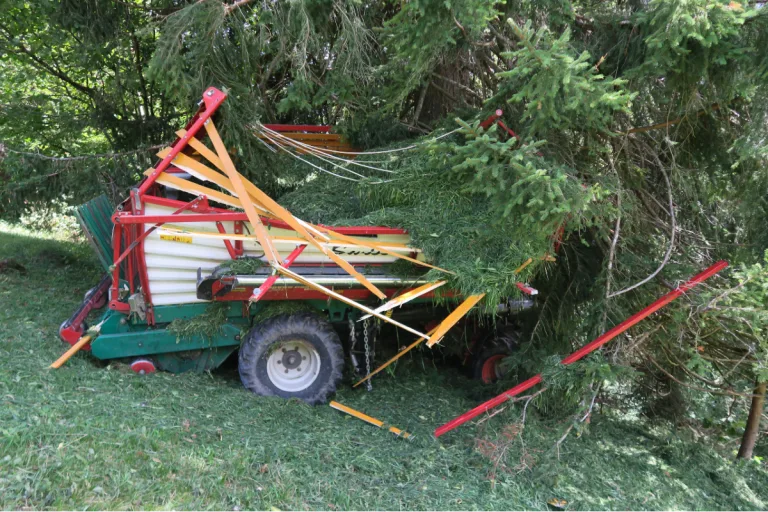 Näfels GL - Schwerer Arbeitsunfall mit Landwirtschaftsmaschine