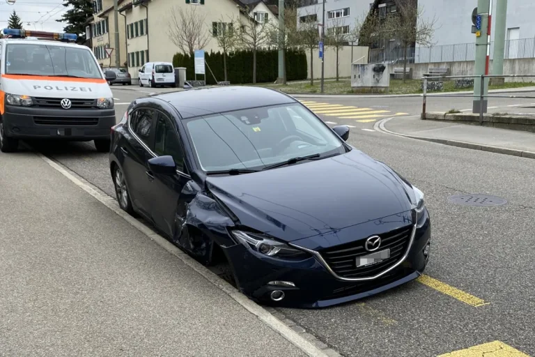 St. Gallen - Nach dem Unfall fuhr der Fahrer mit dem Auto auf drei Rädern weiter
