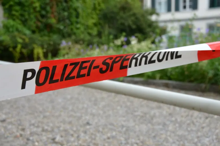 Stadt Zürich Kreis 12 – Mann bei Schulhaus schwer verletzt vorgefunden