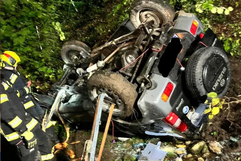 Traunkirchen OÖ – PKW stürzt bei Unfall Böschung hinab