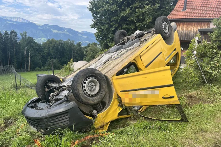 Kaltbrunn SG - Lieferwagen überschlägt sich bei Unfall