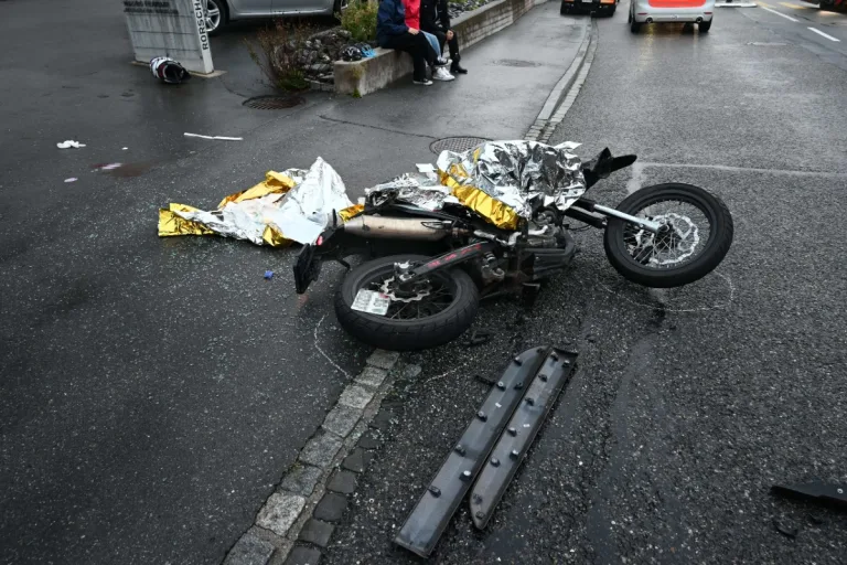 Regaeinsatz in Lüchingen SG - Unfall zwischen Motorrad und Auto