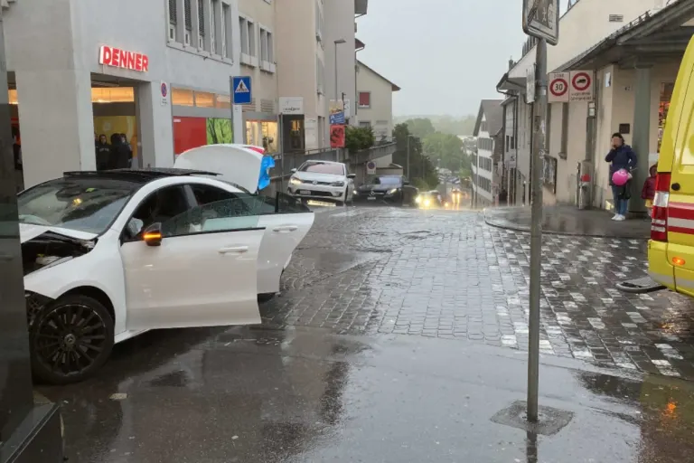 Aarau AG - 19-Jähriger verliert Kontrolle über Mercedes und prallt in Schmuckgeschäft