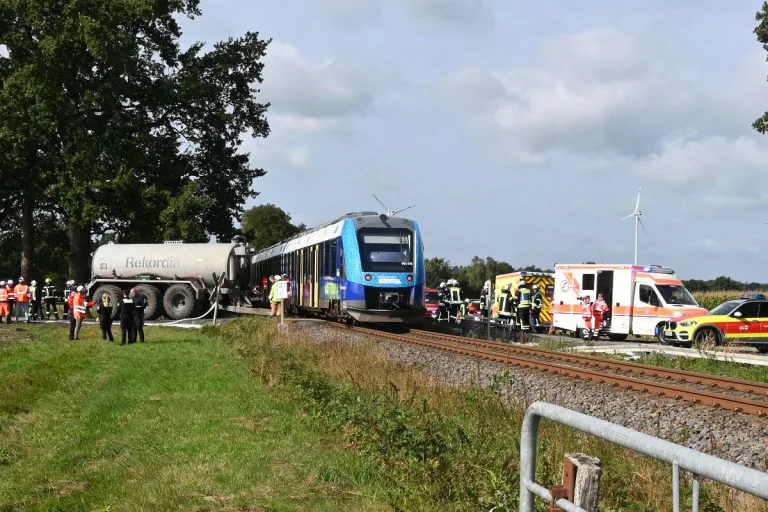 Kutenholz NI – Traktorfahrer nach Unfall mit Zug schwer verletzt – Zug entgleist