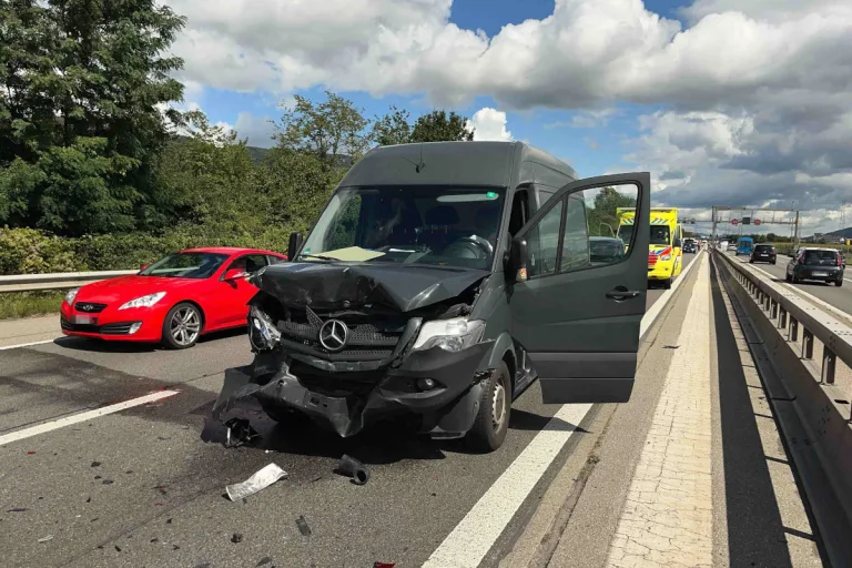 A1 Kestenholz AG – Vier Verletzte bei Unfall auf Autobahn