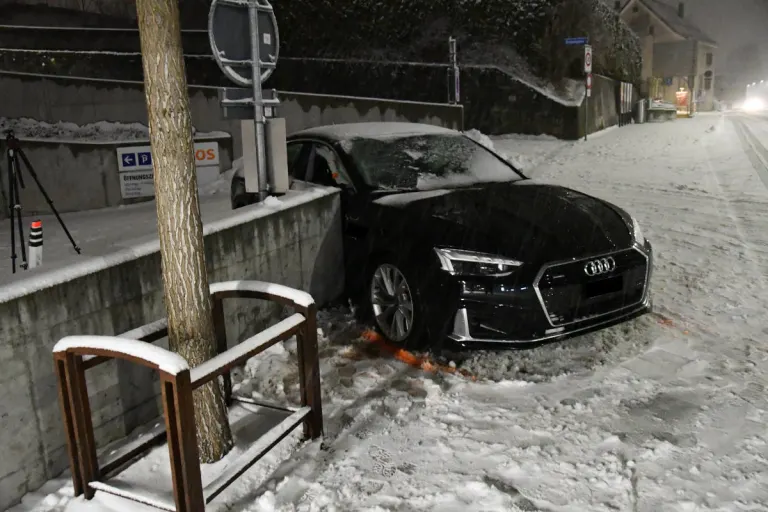 Chur GR – Selbstunfall auf schneebedeckter Fahrbahn