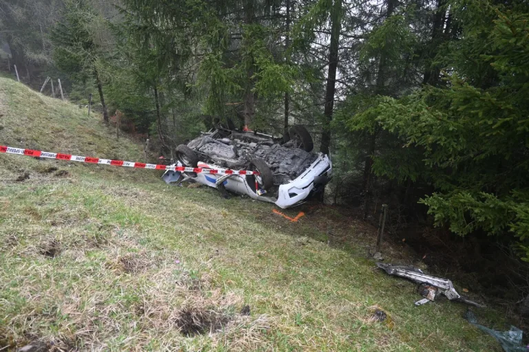 Unfall Triesenberg FL - Geländewagen kommt von der Strasse ab und überschlägt sich mehrmals