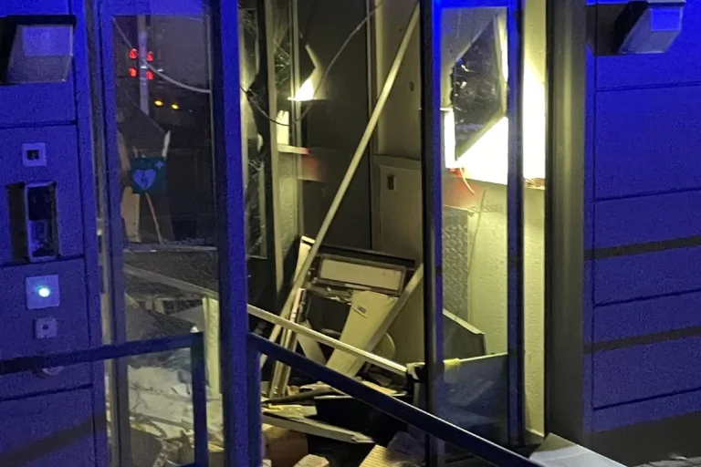 Castasegna GR - Bankomat mitten in der Nacht gesprengt