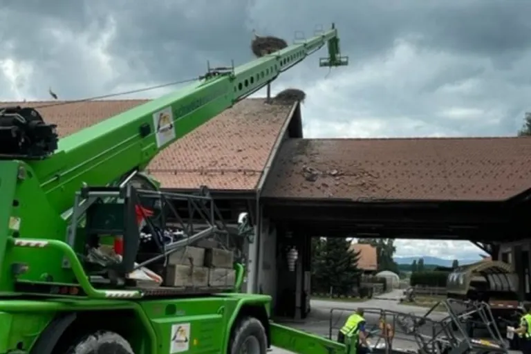 Avenches VD - Gondel von Hebebühne stürzt aus 12 Metern Höhe ab - eine Person tot, mehrere Verletzte!