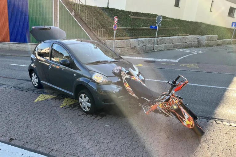 Rapperswil-Jona SG – Auto prallt in Motorrad
