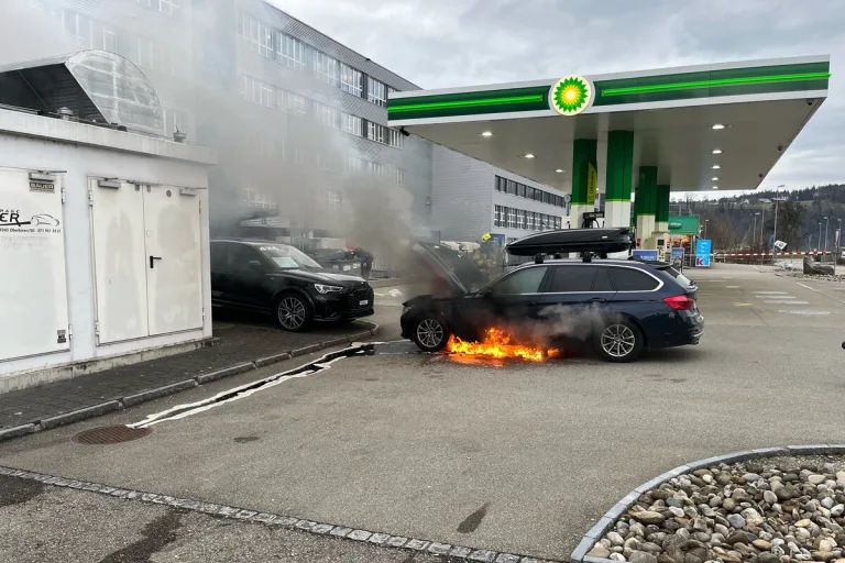 Oberbüren SG - Auto aufgrund eines technischen Defekts in Brand 